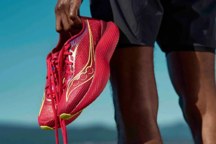 A marca de tênis que cresceu 239% e ameaça o domínio de Nike e Adidas