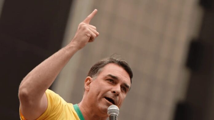 Ato de desespero de Lula, diz Flávio sobre reajuste do Bolsa Família