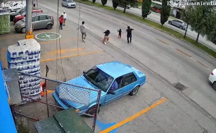 VÍDEO: Homem se joga em avenida e salva criança de ser atropelada no México